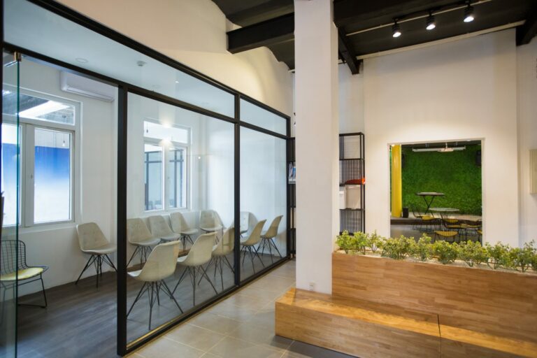 ¿Por qué contratar una empresa de paisajismo y jardinería puede mejorar la sostenibilidad y el rendimiento en tu oficina?